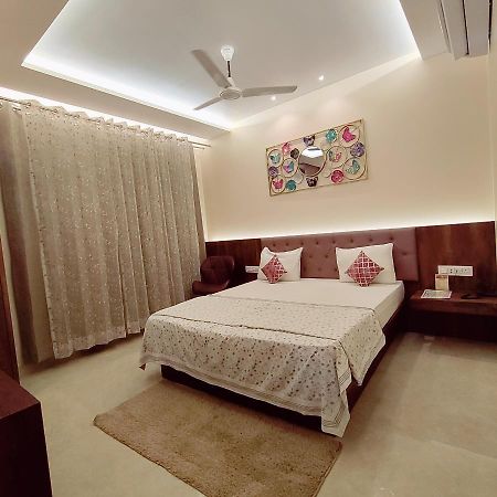 Hotel Luxuria ルディヤーナー エクステリア 写真